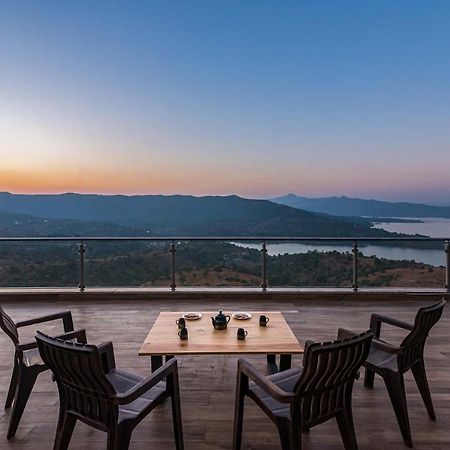 Eyes On The Lake By Stayvista - A Hillside Villa With A Captivating View Of The River Pune Eksteriør bilde